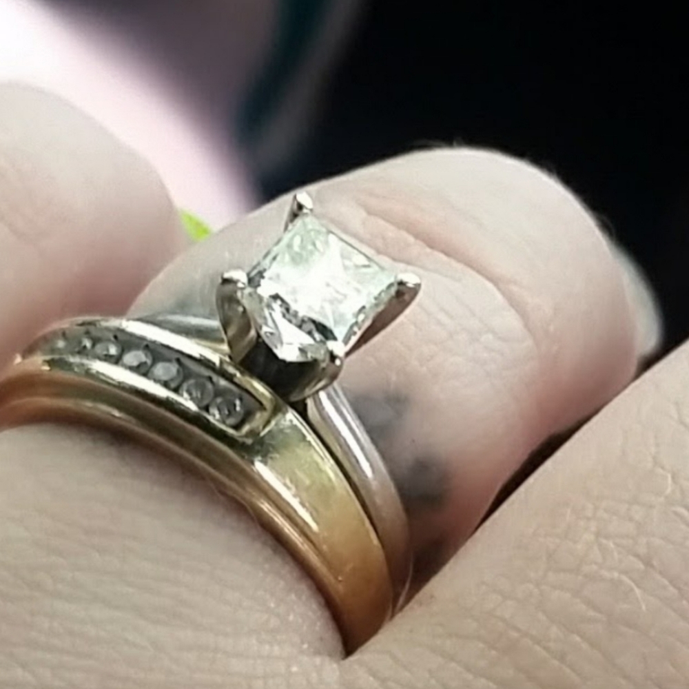 Engagement ring - Picture 2 of 2